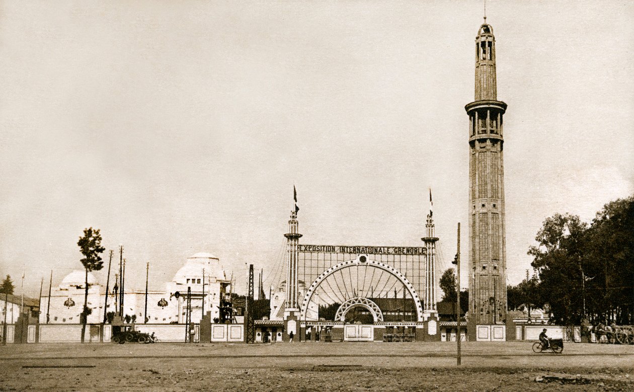 Grenoble (Isère, Dauphiné): Internationale Tentoonstelling van Witte Steenkool en Toerisme in 1925 - de monumentale ingang en de Oriëntatietoren (Perret-toren) - gebouwd door de broers Auguste (1874-1954) en Gustave (1876-1952) Perret, 95 meter hoog en door Auguste & Gustave (1876-1952) Perret