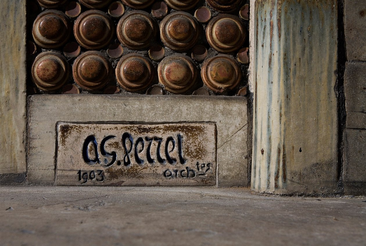 Gevel van een woonhuis, detail met de handtekening door Auguste Perret