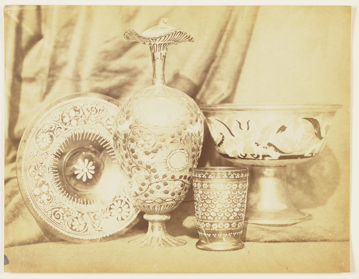 [Schalen met emaille patronen] door Augustus W. Franks
