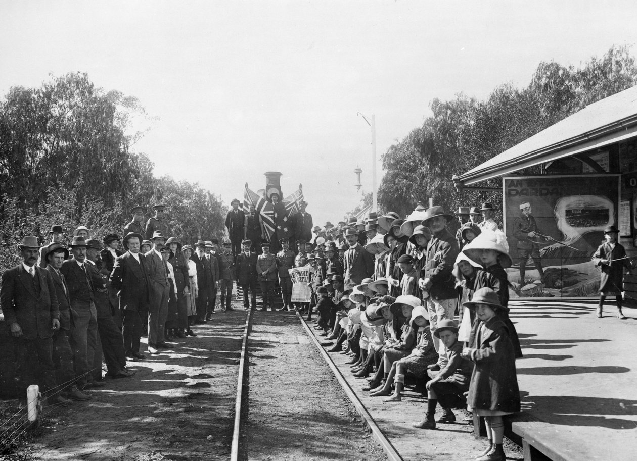Een rondreizende wervings trein op het treinstation met enkele burgers van de stad (Donor Queensland Recruiting Committee), Wallumbilla, Queensland, c.1916 door Australian Photographer