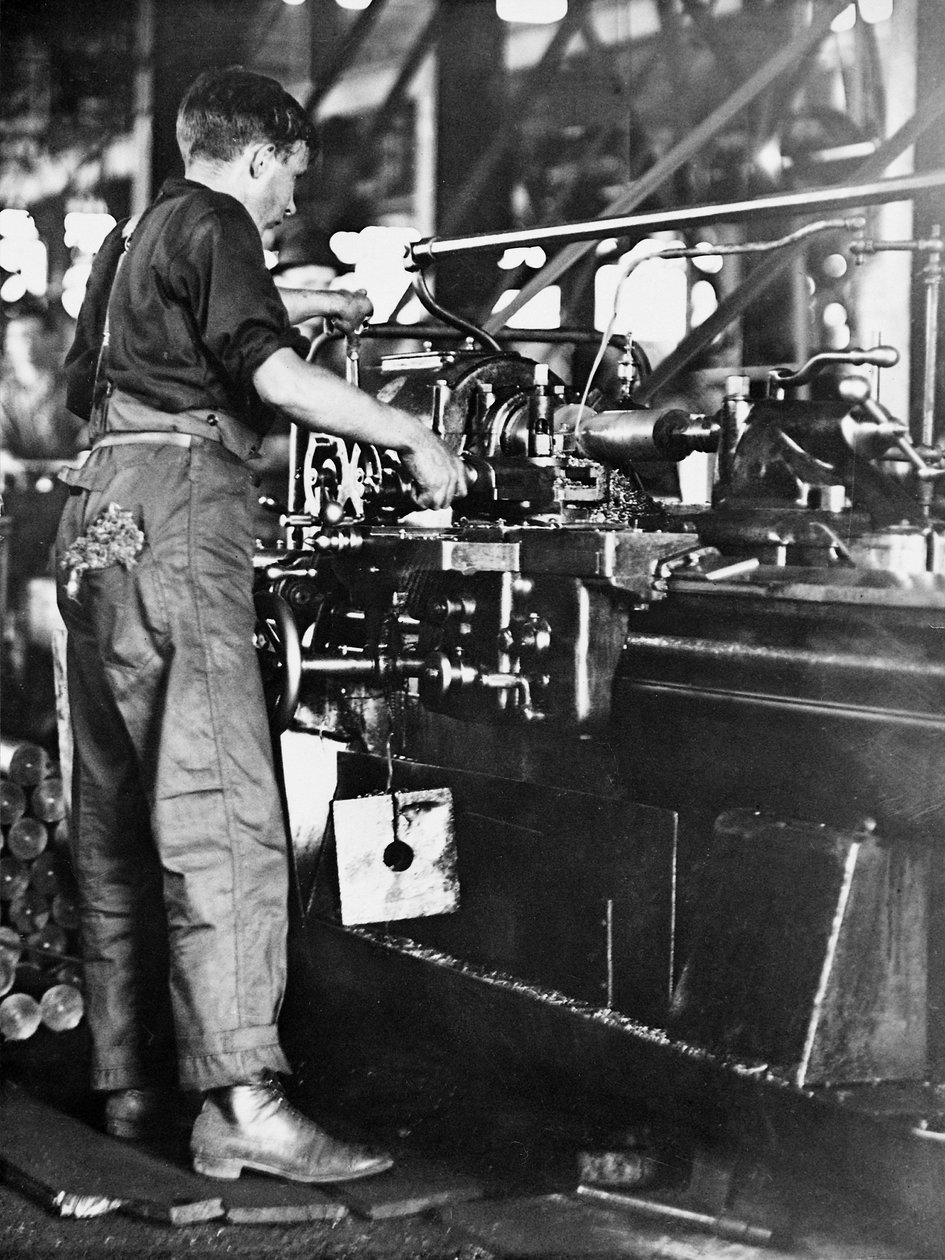 Een vakman maakt granaathulzen in een fabriek op Walsh Island, Newcastle, New South Wales, c.1916 door Australian Photographer