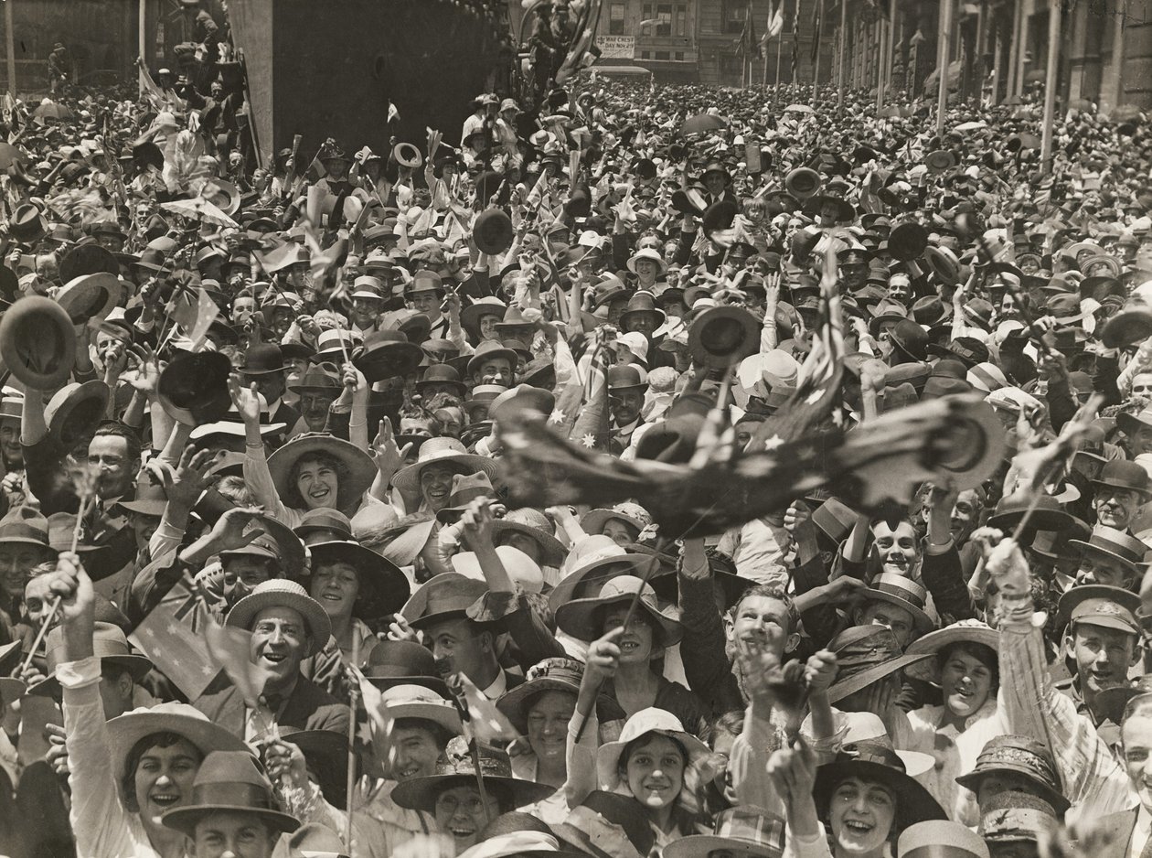 Menigte op Martin Place, Sydney, viert het nieuws van de ondertekening van de wapenstilstand, 11 november 1918 door Australian Photographer