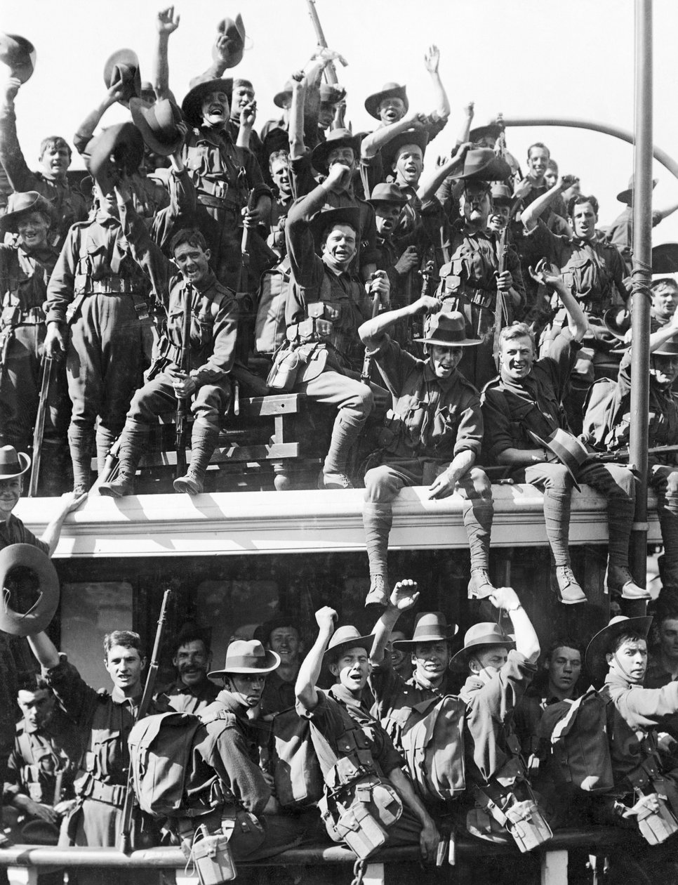 Inscheping van de Australian Naval and Military Expeditionary Force (AN&MEF) naar Nieuw-Guinea, 19 augustus 1914 door Australian Photographer
