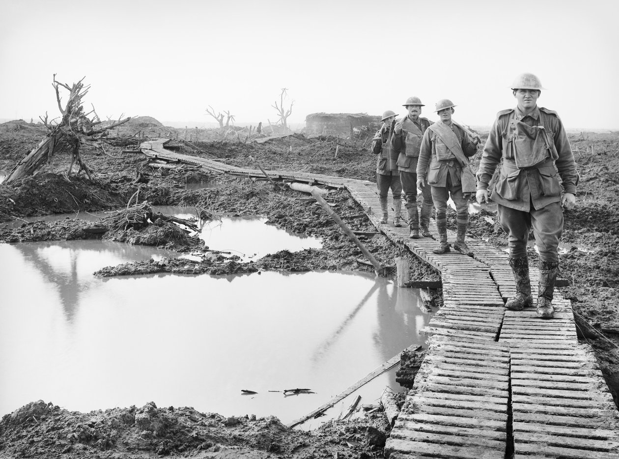 Vier Australische soldaten die over het eendenbordpad bij Tokio, nabij Zonnebeke, in de Ypres sector, lopen over een deel van het land dat door de Australiërs is veroverd in de gevechten van de Derde Slag door Australian Photographer