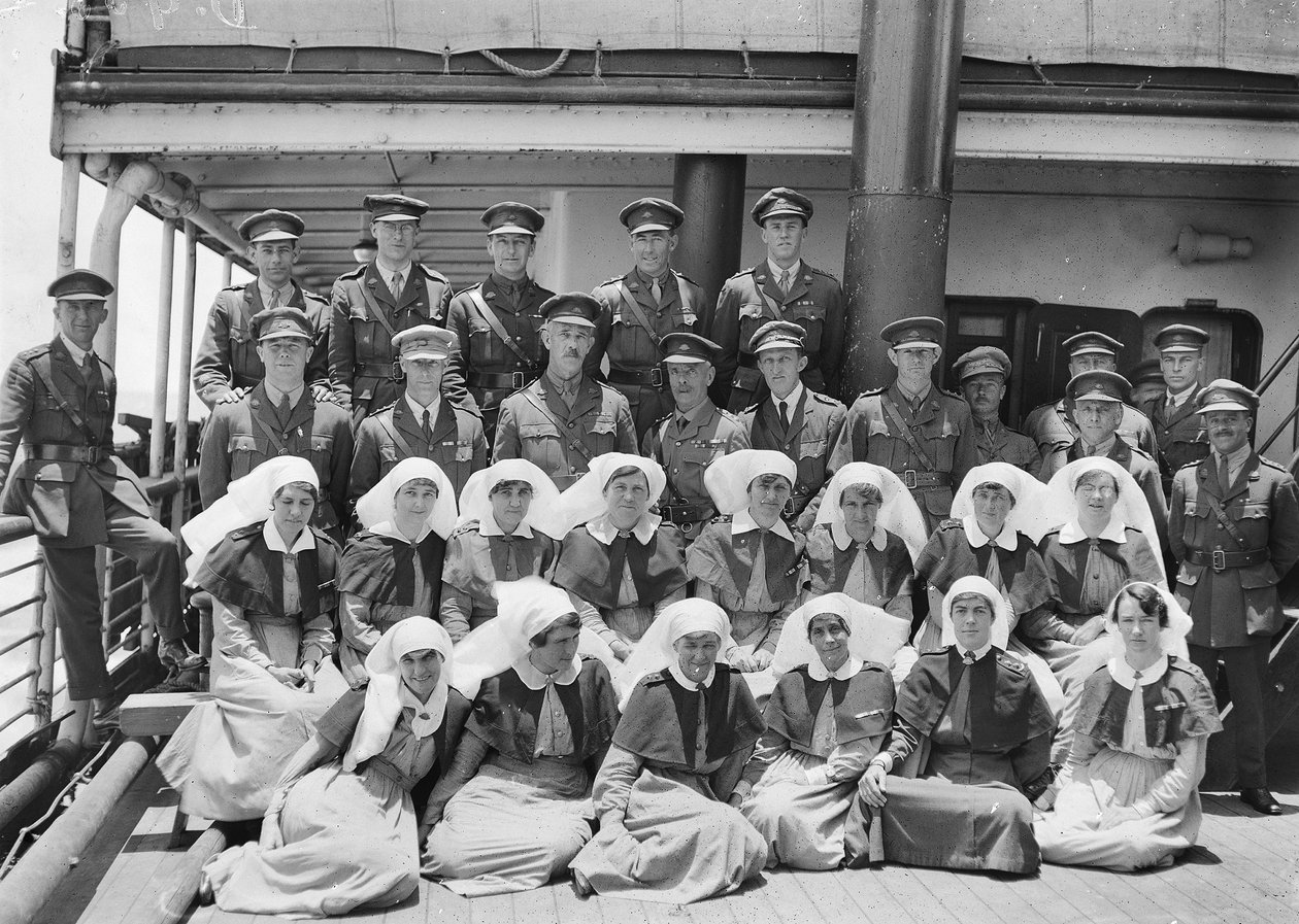 Groepsportret van de Senior Medical Officers en personeel aan boord van HMAT Wahehe, tijdens de terugreis naar Australië, september 1919-oktober 1919 door Australian Photographer