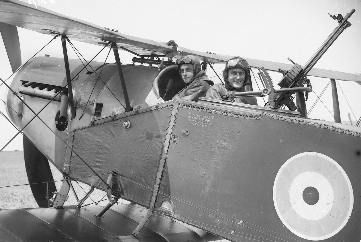 Luitenant Brown (links) en luitenant G Finlay (rechts), van het Australian Flying Corps in een Bristol Fighter, ca. december 1917 door Australian Photographer