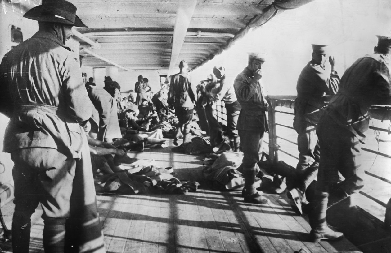 Mannen van het 3rd Battalion ontspannen op het dek van het transportschip SS Derfflinger net voor reveille op de ochtend voor de landing bij Anzac Cove, 24 april 1915 door Australian Photographer