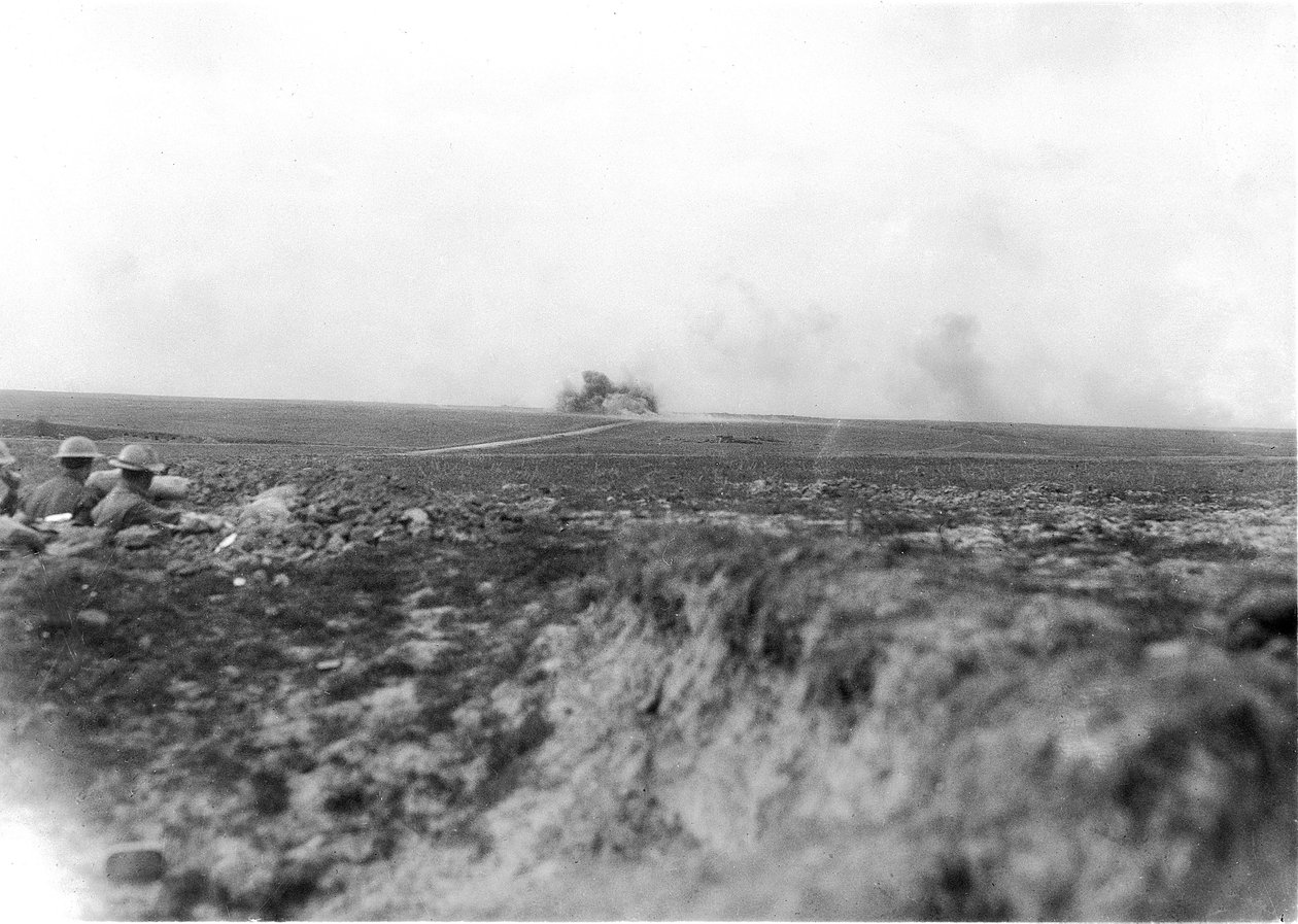 Waarnemers (links) kijken naar Australische artillerie die de Duitsers beschiet in de Hindenburglinie op 27 mei 1917 door Australian Photographer