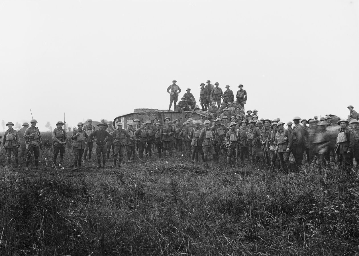 Groepsportret buiten van een tankbemanning en enkele leden van de 5e Australische Infanteriebrigade, 8 augustus 1918 door Australian Photographer