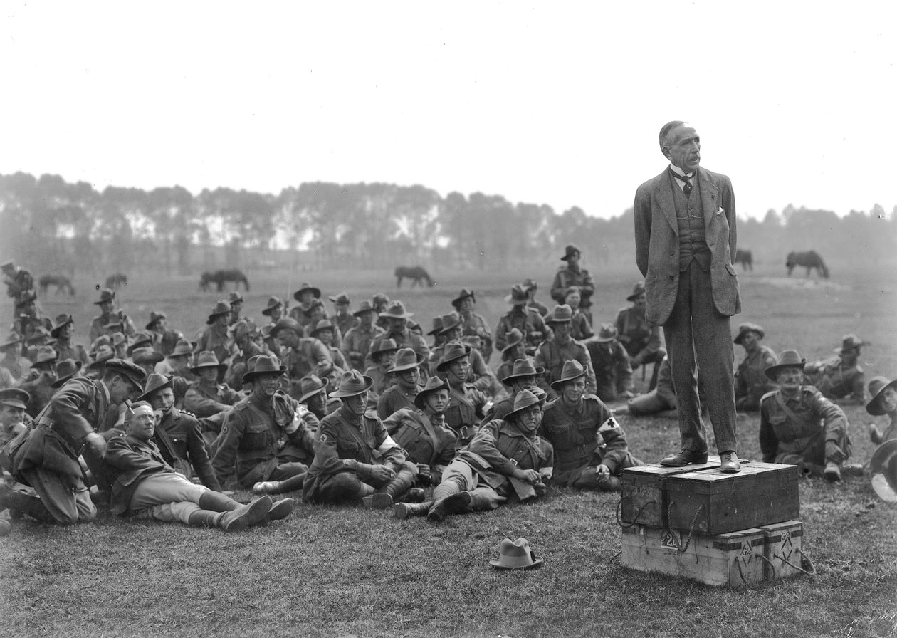 De Right Honourable William Morris (Billy) Hughes, staand op een platform bestaande uit vier munitiekisten, toespreekt een bijeenkomst van de 5th Australian Field Ambulance, nabij La Motte ongeveer een kilo door Australian Photographer