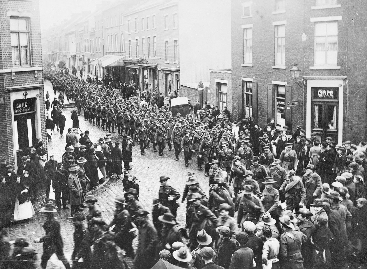 Het laatste contingent van de 1e Divisie Artillerie, AIF, verlaat de stad om in Charleroi op de trein te stappen voor hun reis naar huis, Chatelineau, België, 26 november 1919 door Australian Photographer