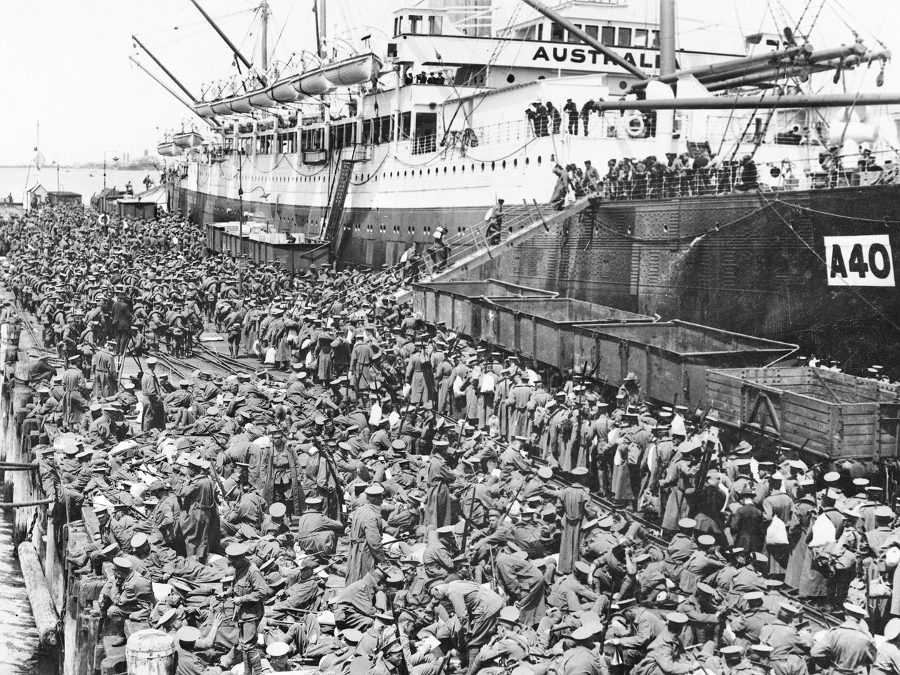 Troepen inschepen in Port Melbourne op A40 HMAT Ceramic, 1915 door Australian Photographer