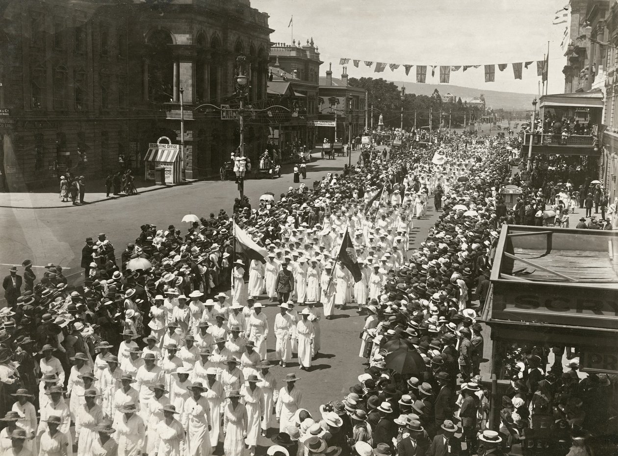 Vrouwen houden een Vredesdagmars langs King William Street, Adelaide, Zuid-Australië, november 1918 door Australian Photographer