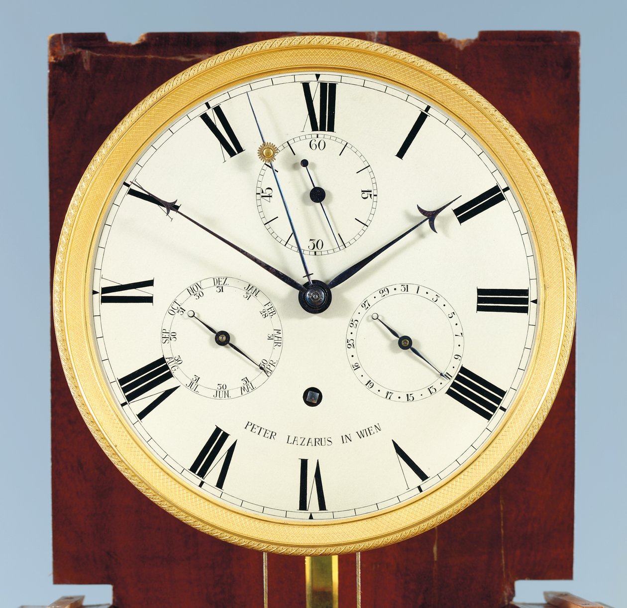 Een maandlopende bodenstanduhr met tijdsvergelijking en volledige kalender door Austrian School