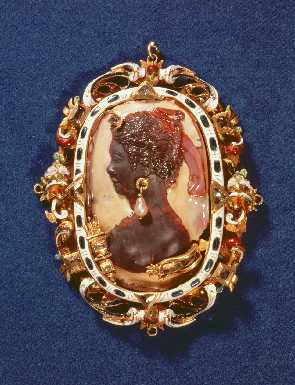 Camee met het profielhoofd van de godin Diana, met een pareloorbel, het vergulde frame versierd met halfedelstenen en wit en blauw email door Austrian School