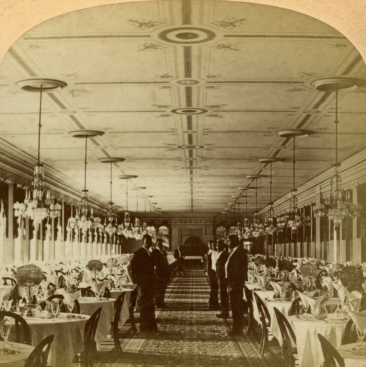 Eetkamer, Grand Union Hotel, Saratoga, New York, VS door B. W. Kilburn