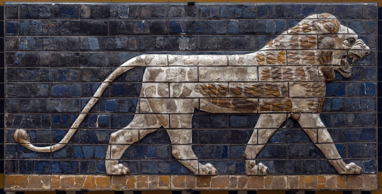 De Processieweg van Babylon opgericht onder het bewind van Nebukadnezar II (605-562 v.Chr.): detail van de Ishtarpoort met een mozaïekleeuw van bakstenen. Babylon - Archeologisch Museum Istanboel door Babylonian
