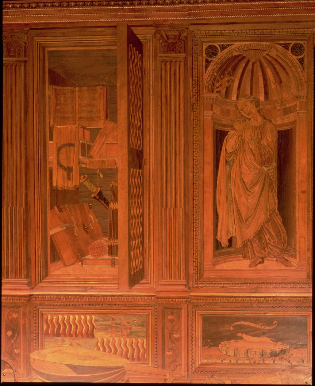 De studeerkamer van Federigo da Montefeltro, hertog van Urbino: intarsia-panelen die (L) een open kast met boeken en (R) Hoop in een architectonische nis met muziekinstrumenten op een plank eronder (hout) door Baccio Pontelli