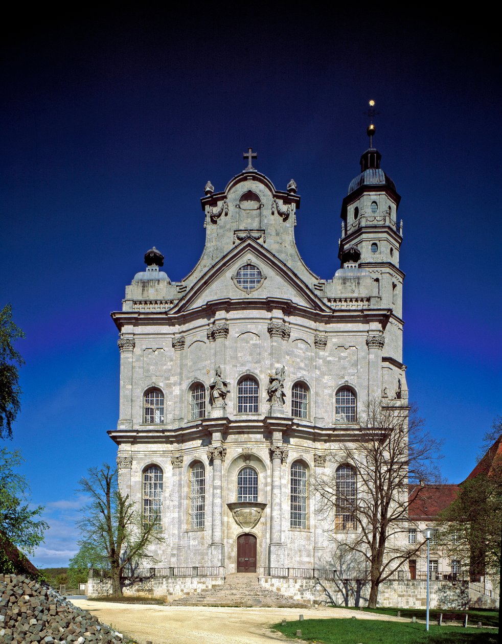 Uitzicht op de gevel van het klooster door architect Johann Balthasar Neumann door Balthasar Neumann