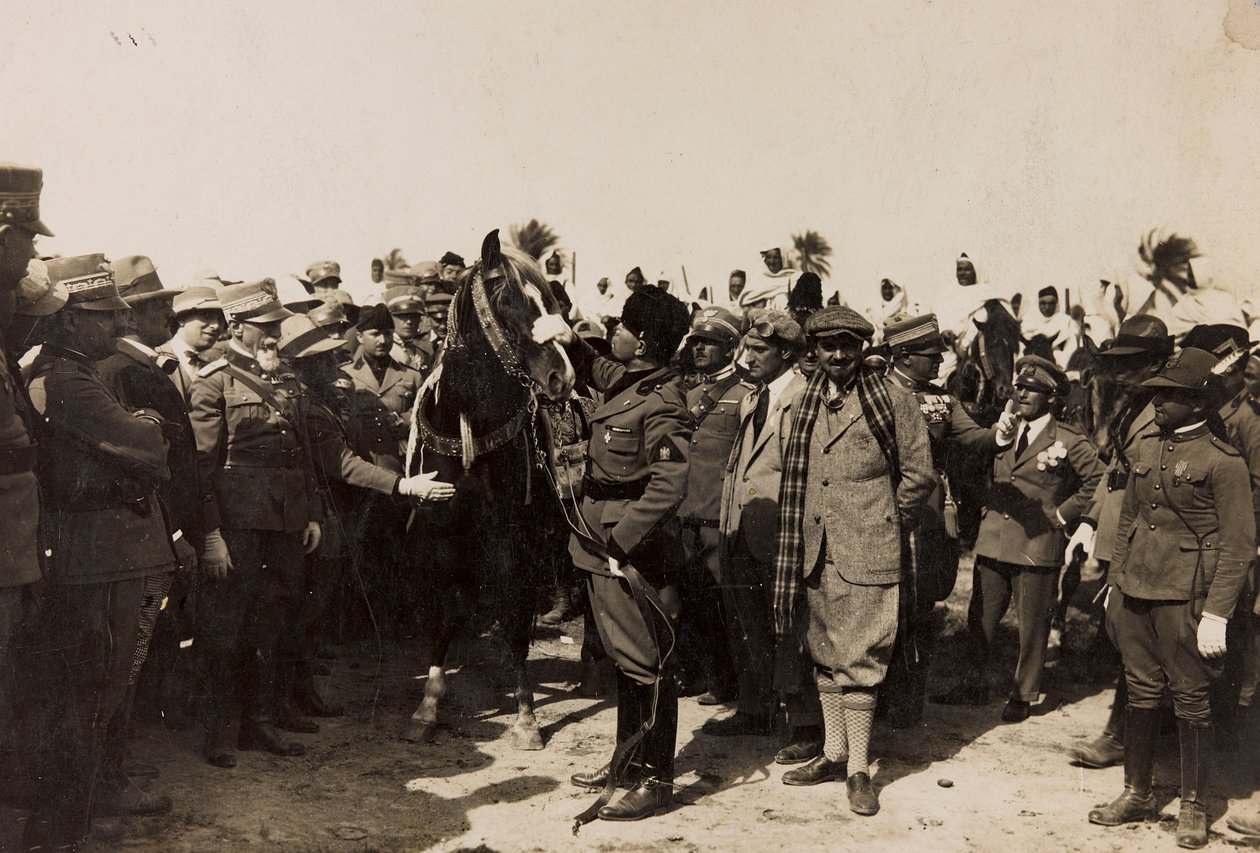 Benito Mussolini met zijn fascisten en Italo Balbo in Libië in Tripoli door Barbera La