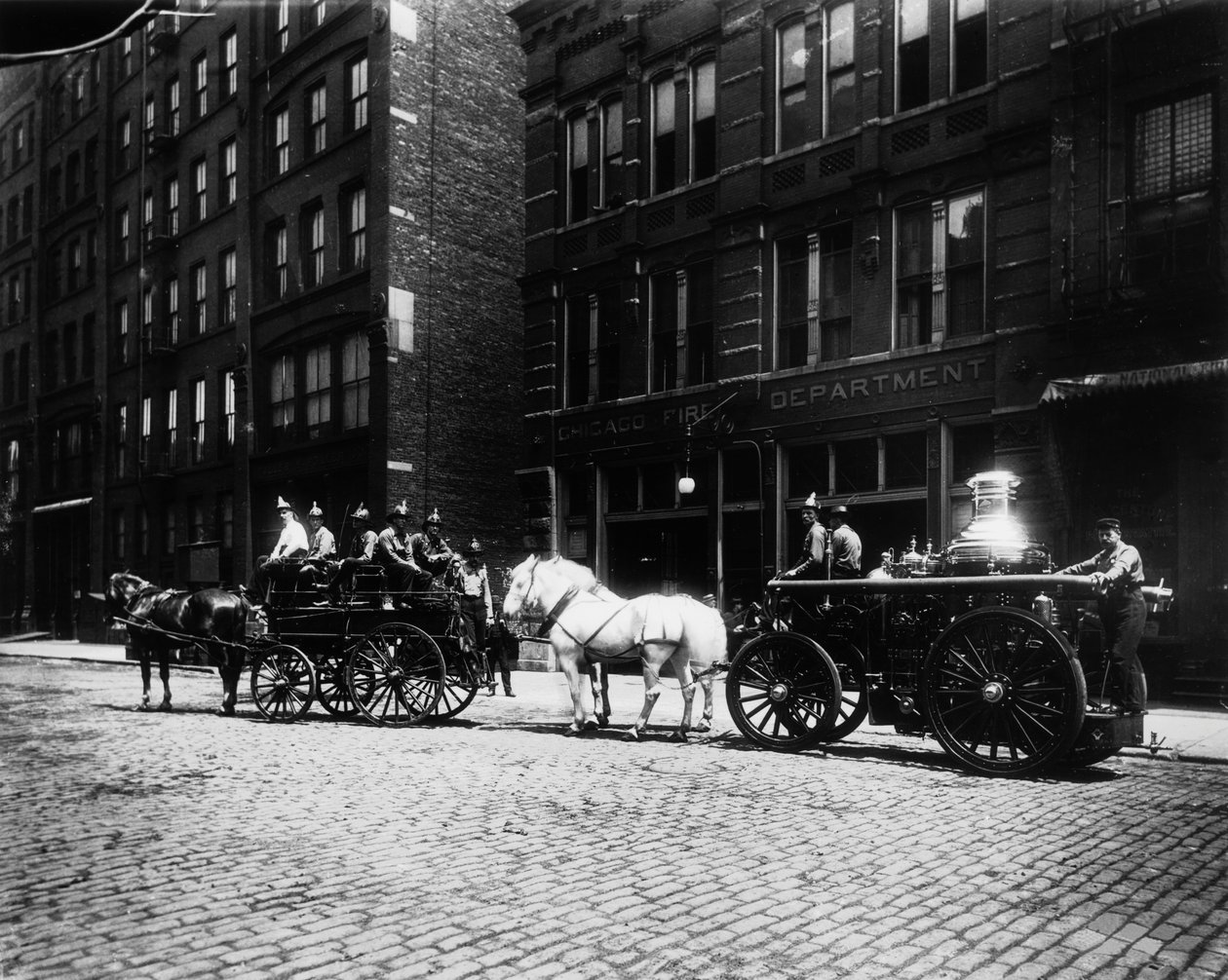 Brandweerwagens buiten Engine House No. 40, Chicago, Illinois, VS, c.1905 door Barnes and Crosby