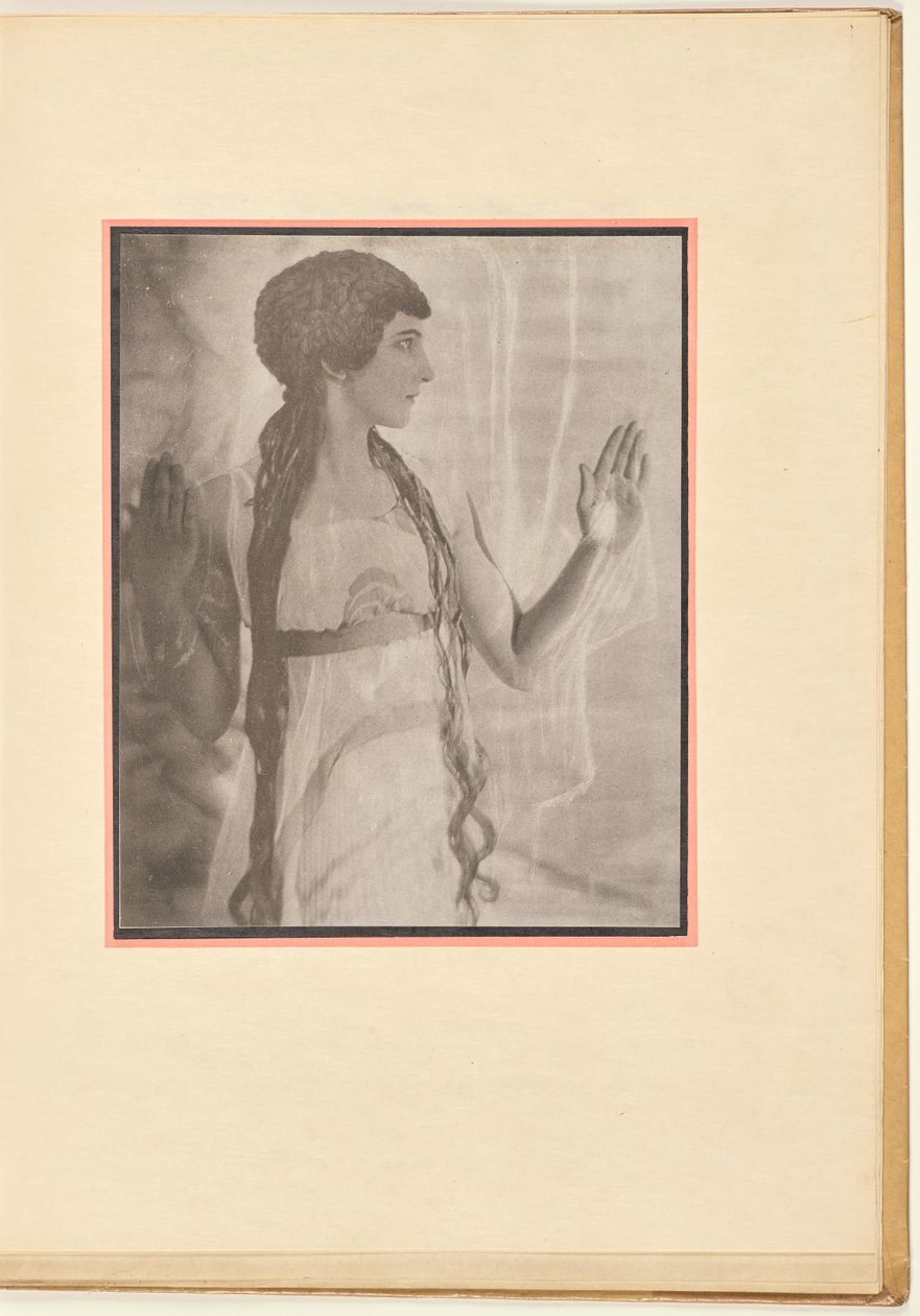 [Vrouwelijke danseres als een nimf, met opgeheven armen]. door Baron Adolf De Meyer