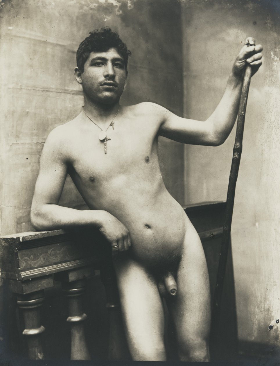 [Naakte man met staf en ketting van kruisbeeld]. door Baron Wilhelm von Gloeden