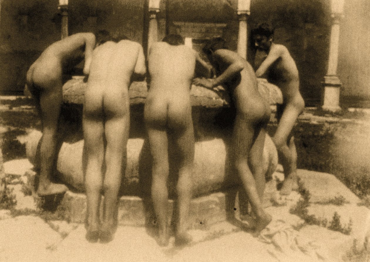 Studie van vijf jongens die in een put kijken, Sicilië, ca. 1900 door Baron Wilhelm von Gloeden