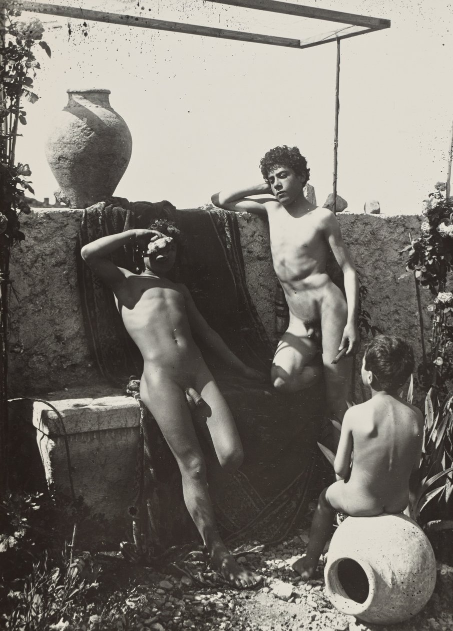 [Drie jongens in een tuin] door Baron Wilhelm von Gloeden