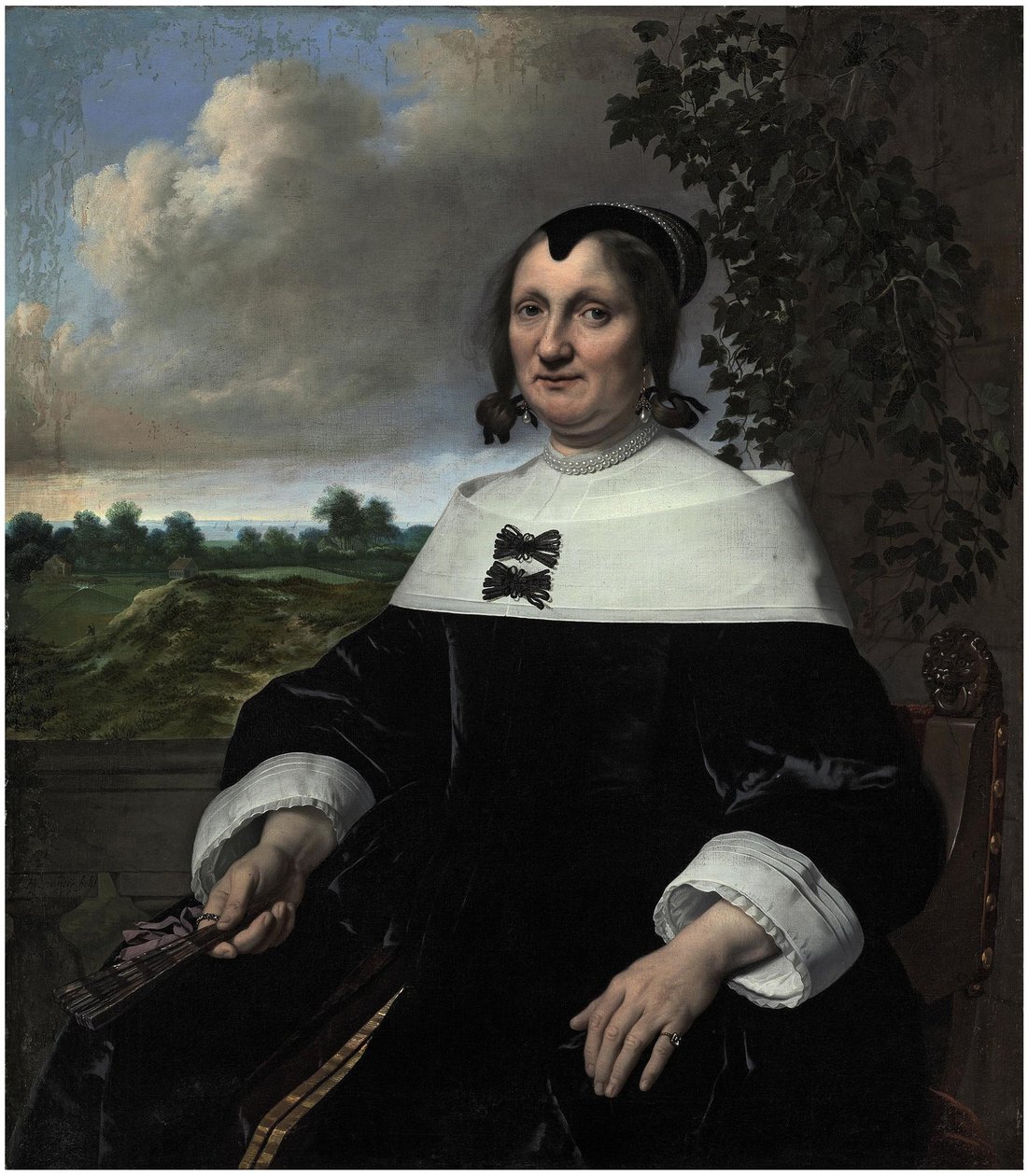 Portret van een dame, waarschijnlijk Hester du Pire, zittend voor een balustrade, met een waaier in de hand, met uitzicht op de zee daarachter door Bartholomeus van der Helst