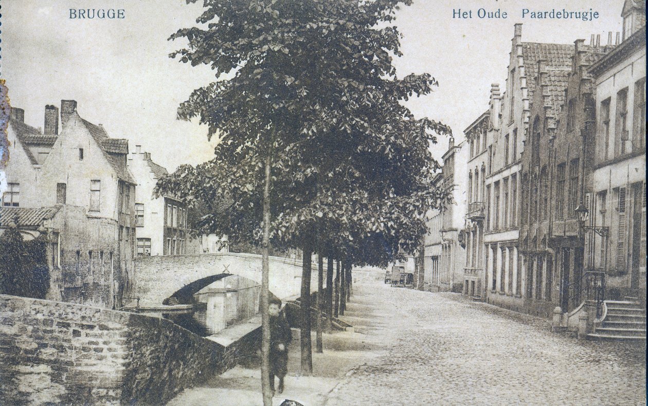 Ansichtkaart met een kanaal met oude brug in Brugge, ca. 1912 door Belgian Photographer