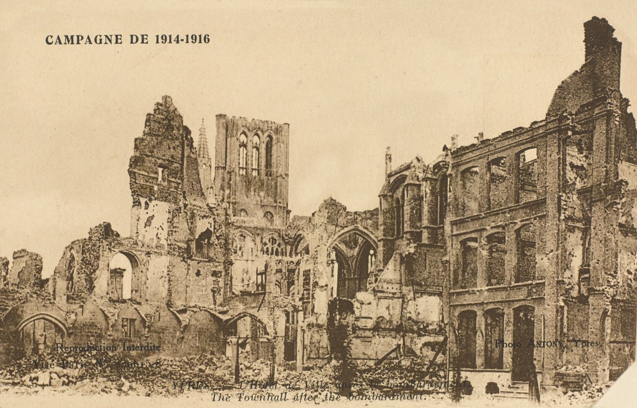Stadhuis na het bombardement, Ieper, 1915 door Belgian Photographer