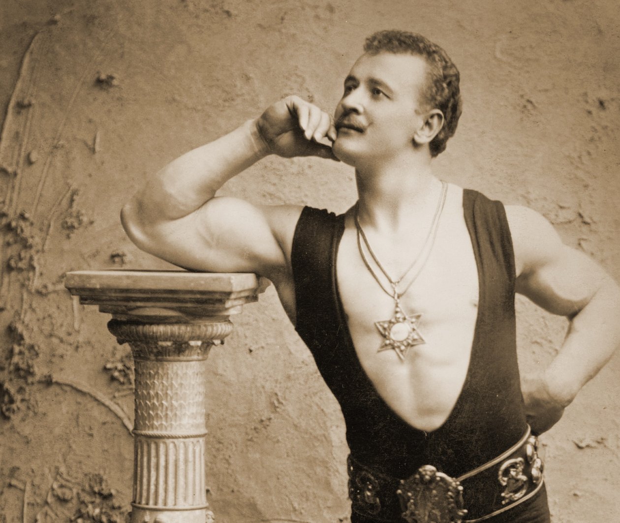 Eugen Sandow, in klassieke oude Grieks-Romeinse pose, ca.1894 door Benjamin J. Falk