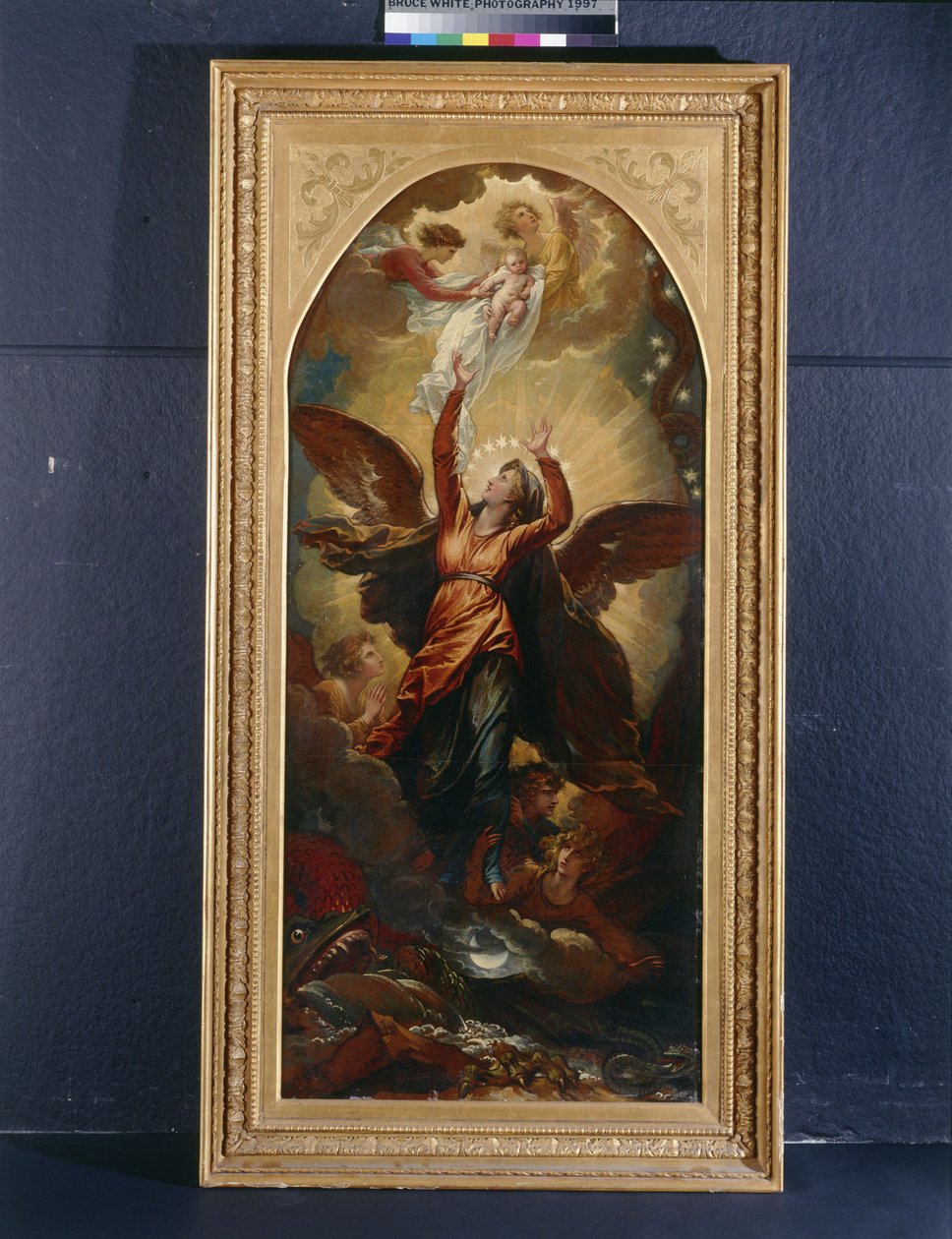 De vrouw bekleed met de zon vlucht voor de vervolging door de draak door Benjamin West