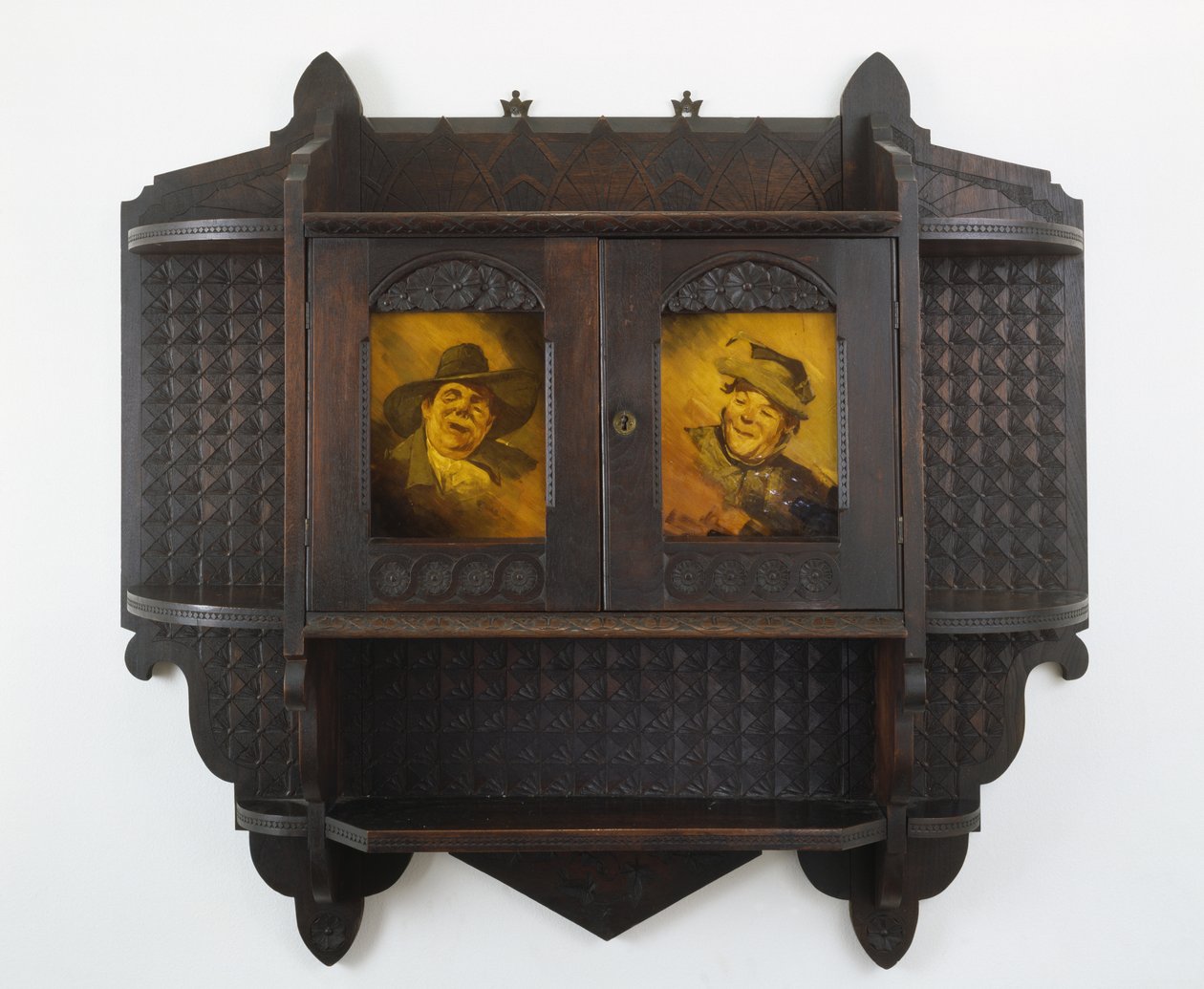 Hangende wandkast met keramische platen, c. 1890s door Benn Pitman
