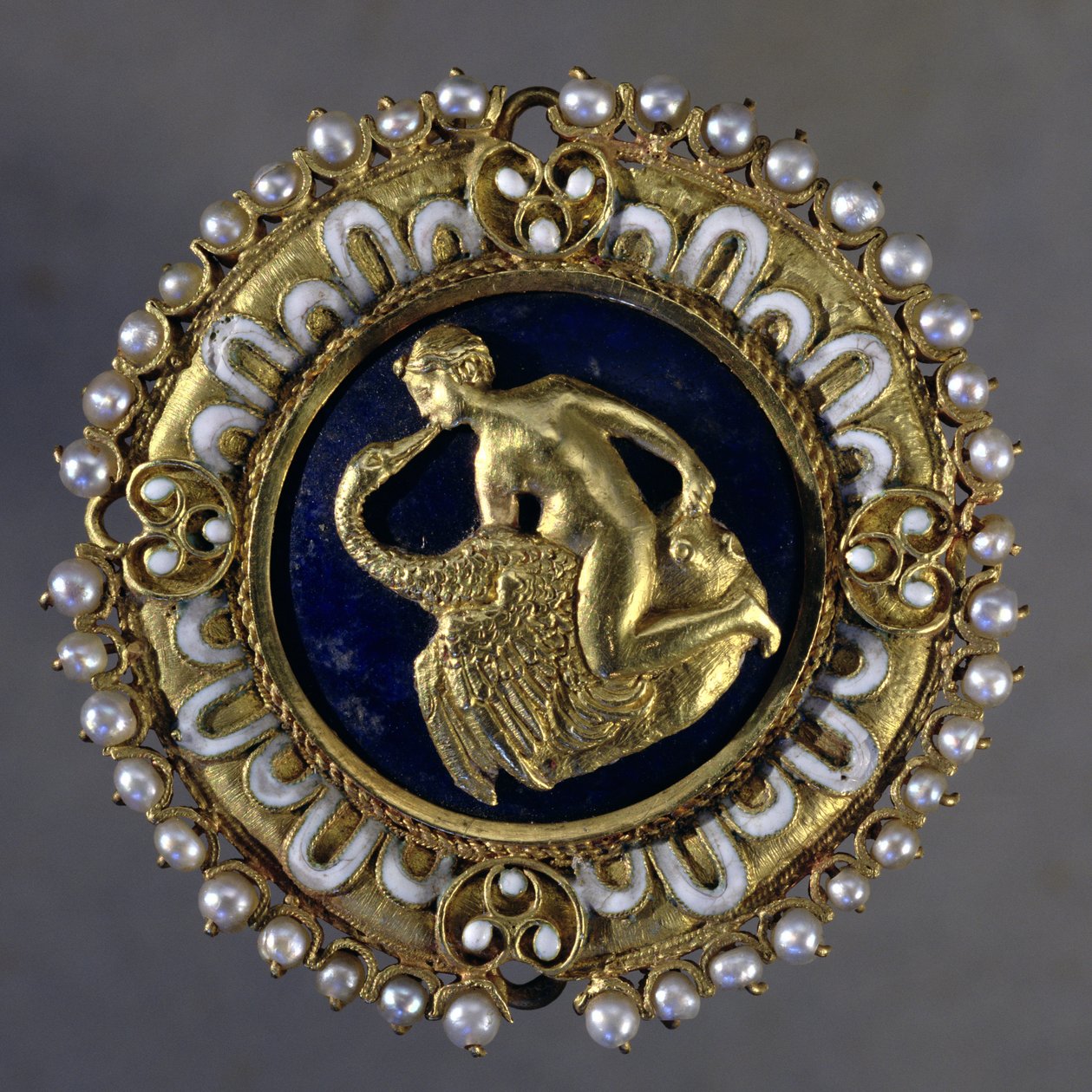 Broche versierd met een scène van Leda en de Zwaan (goud, lapis lazuli en parels) door Benvenuto Cellini