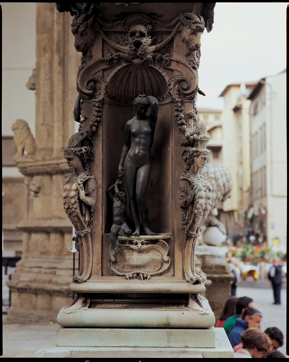 Detail van Danae en Perseus als jongen, van de basis van een sculptuur van Perseus met het hoofd van Medusa door Benvenuto Cellini