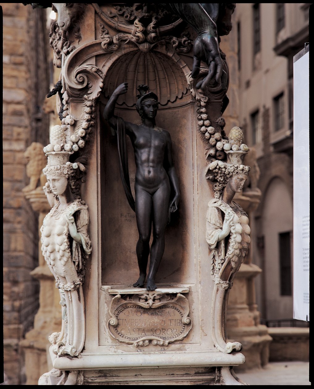 Detail van Minerva, van de basis van een sculptuur van Perseus met het hoofd van Medusa door Benvenuto Cellini