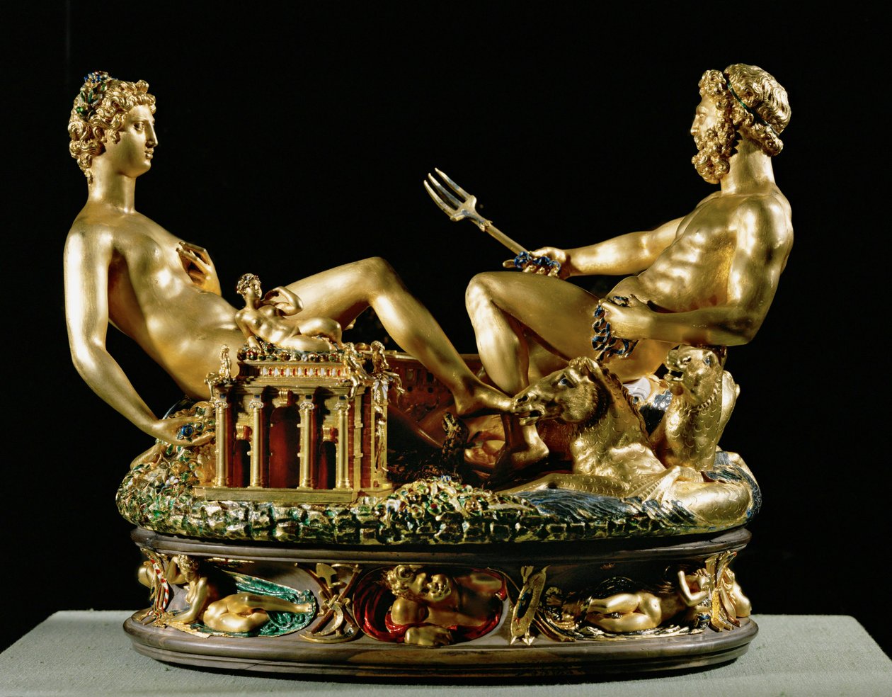 Saliera, zoutkelder (Goud, niello werk en ebbenhouten basis) door Benvenuto Cellini