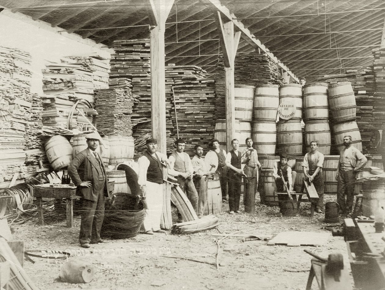 Interieur van een vatenfabriek in Zichron Yaacov met arbeiders, ca.1898-1900 zwart-wit foto door Bernard Edelstein