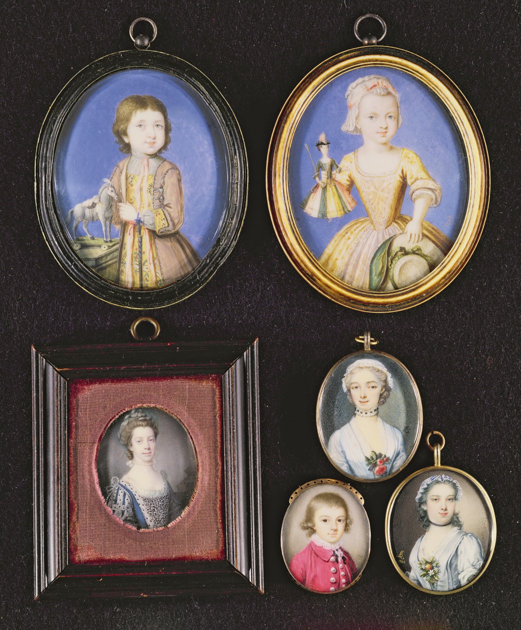 Portret miniaturen. L naar R en T naar B: Richard Whitmore door Bernard Lens (1682-1740); Katherine Whitmore door Bernard Lens (1682-1740); Koningin Charlotte door Samuel Finney (1718-98); Onbekende jongen door Thomas door Bernard Lens