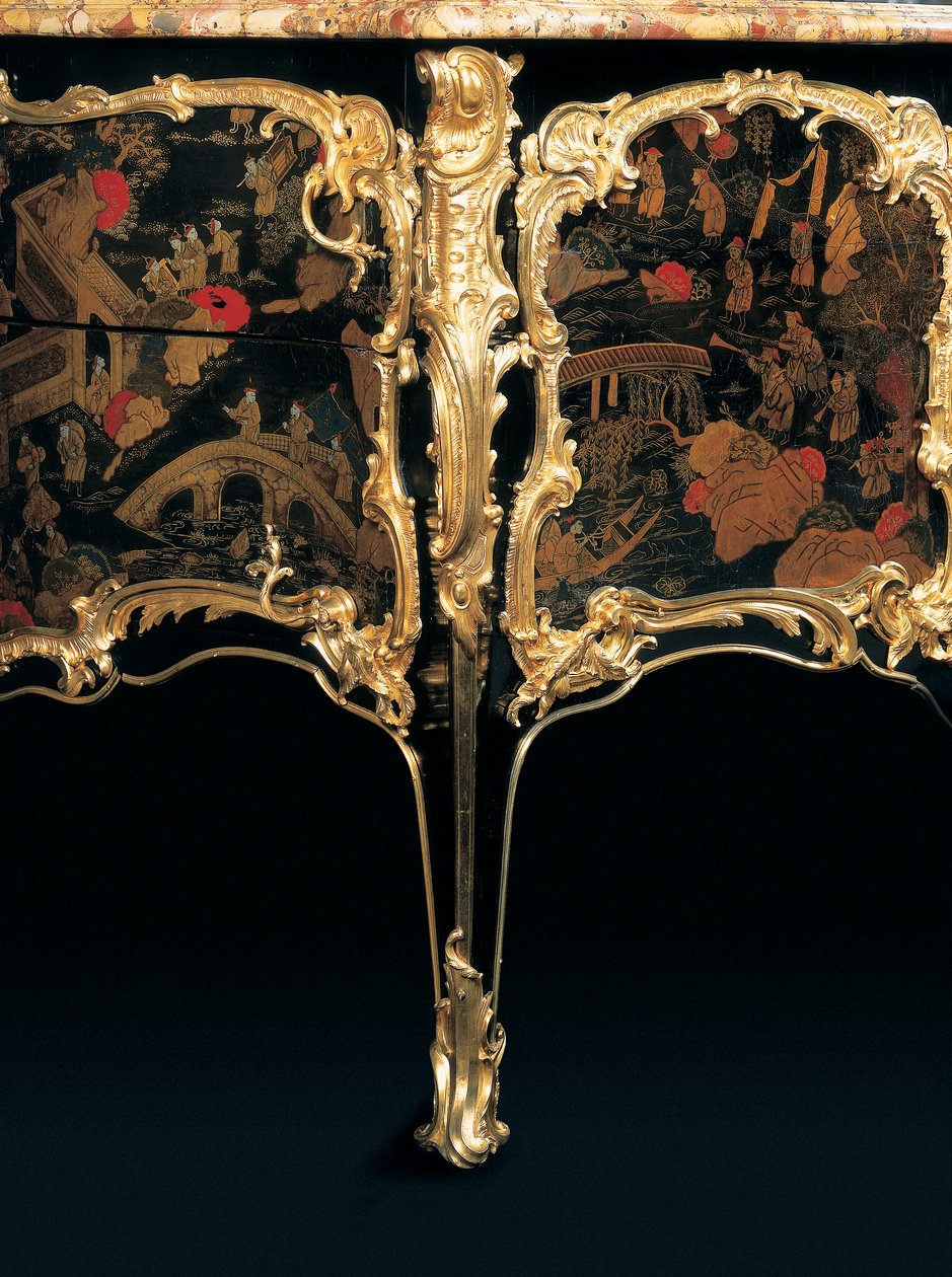 Een Louis XV commode door Bernard van Risenburgh II