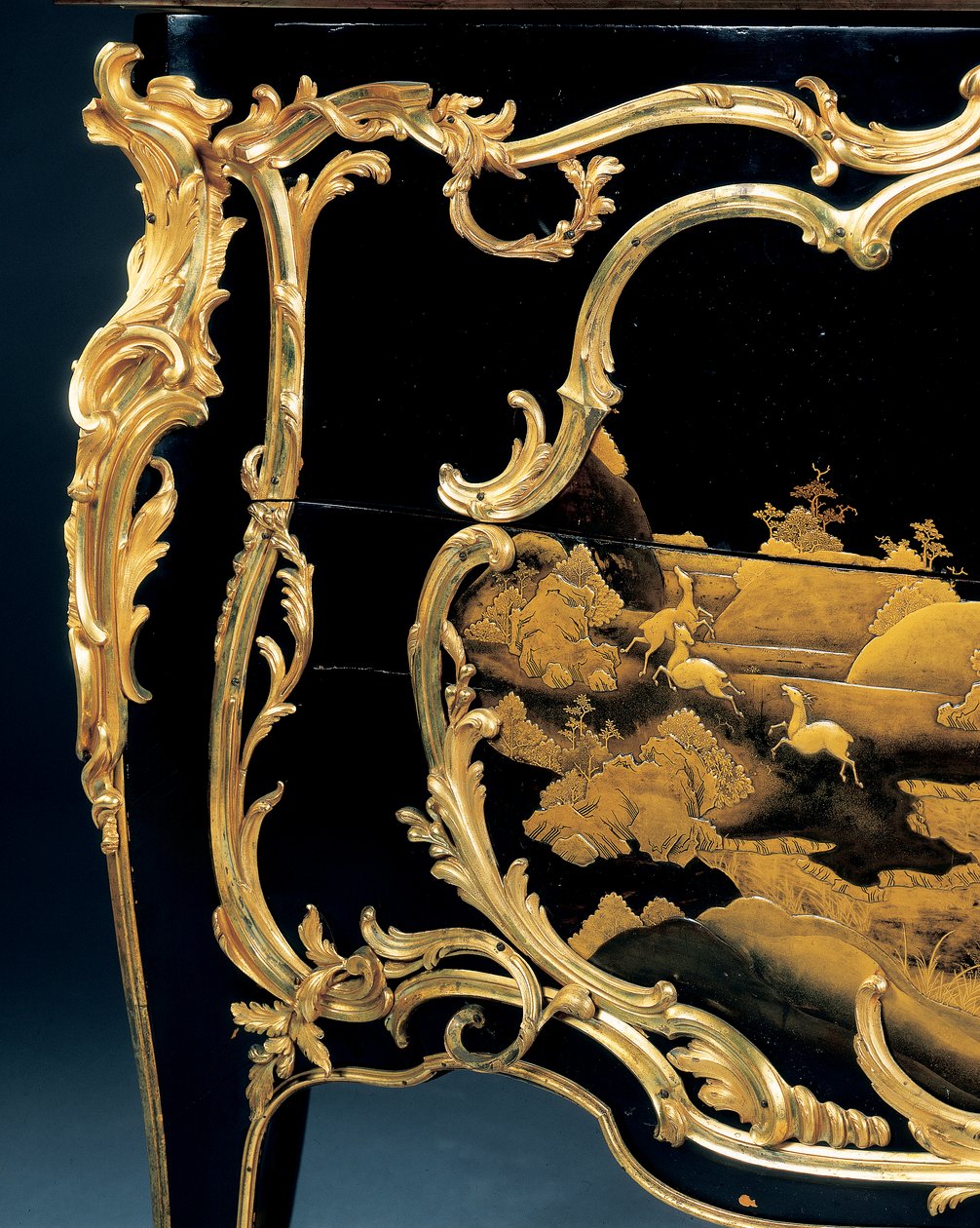 Commode (ormolu-gemonteerd Japans lakwerk) door Bernard van Risenburgh II