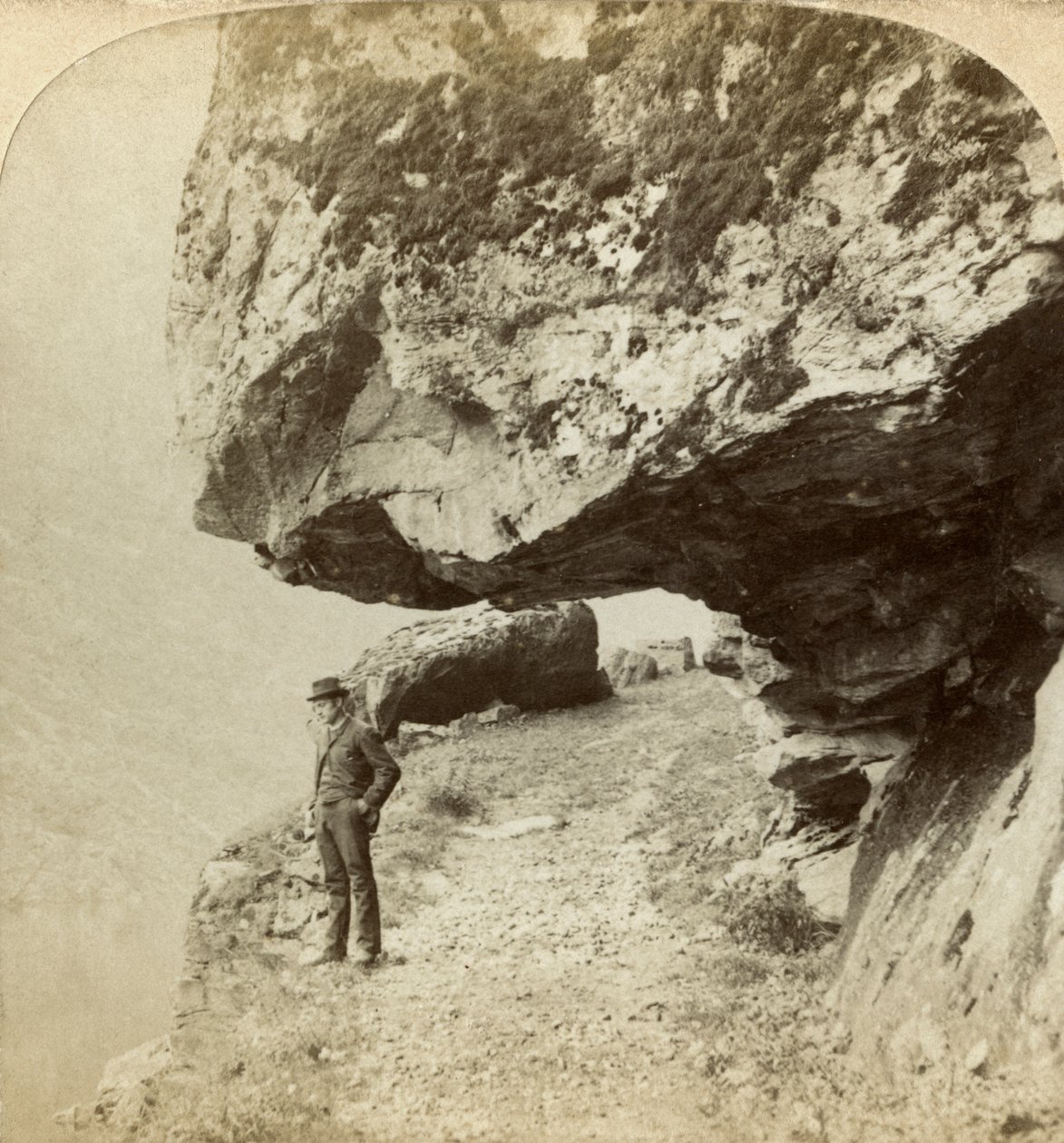 Man op een klif met uitzicht op Naeroyfjord, Sogne, Noorwegen door Bert Underwood
