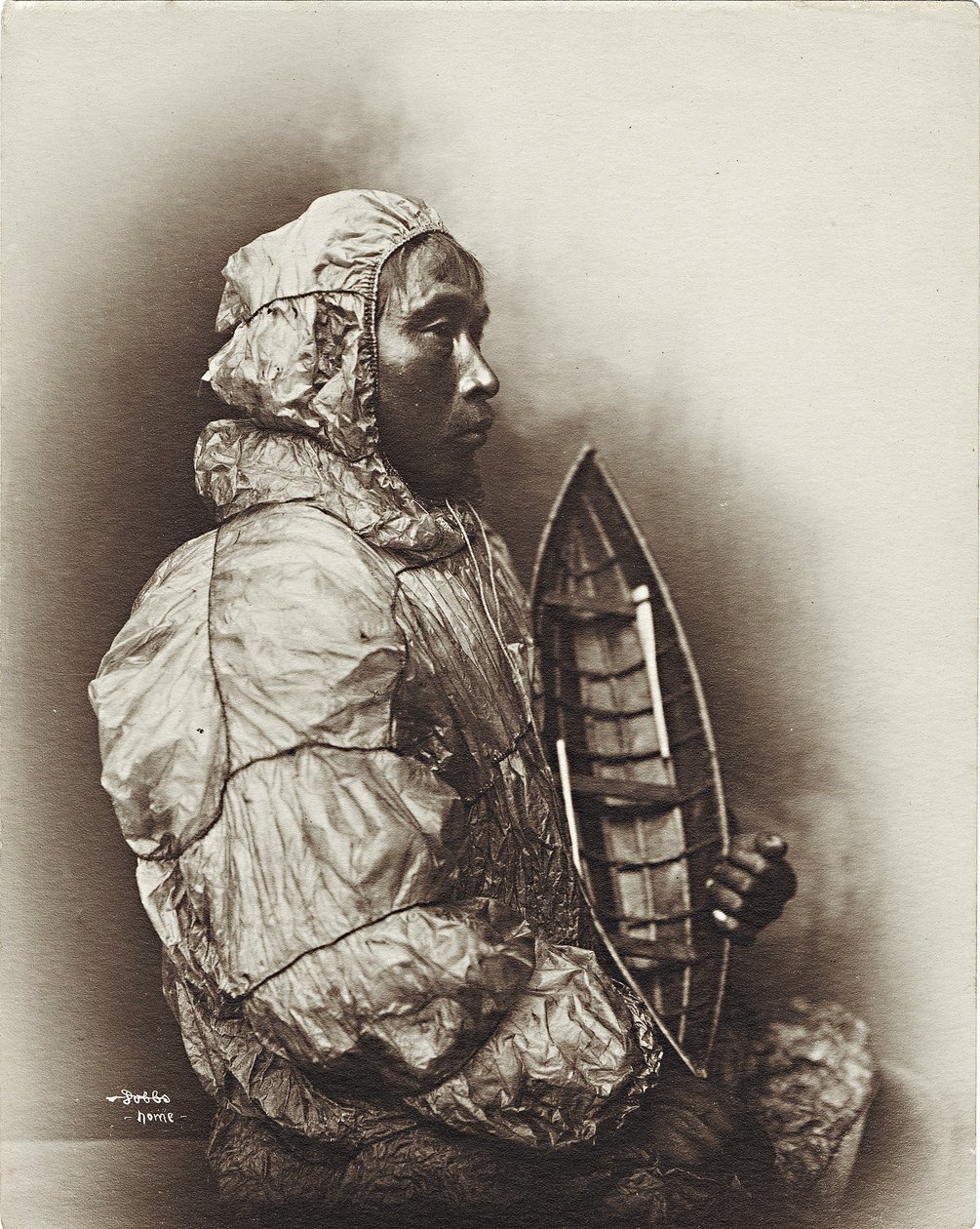 Man met model umiak, Alaska, c.1906 door Beverly Bennett Dobbs
