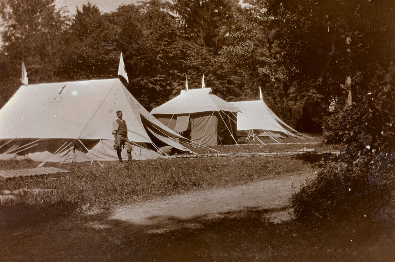 Album van de Eerste Wereldoorlog in Friuli-Venezia Giulia: tenten voor ontvangst, chirurgie en verbanden voor Villa Brazzà, huisvest 17 van het oorlogshospitaal in Soleschiano Manzano, foto genomen vanaf de kerktoren, 05/1916 (zw/w foto) door Bietti Bietti