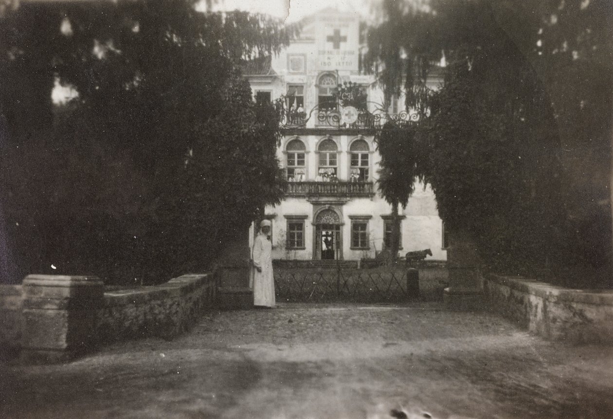 Album van de Eerste Wereldoorlog in Friuli-Venezia Giulia: Villa Brazzà, huis van 17 van het Oorlogshospitaal in Soleschiano Manzano, foto genomen vanaf de kerktoren, 05/1916 door Bourbon Del Monte