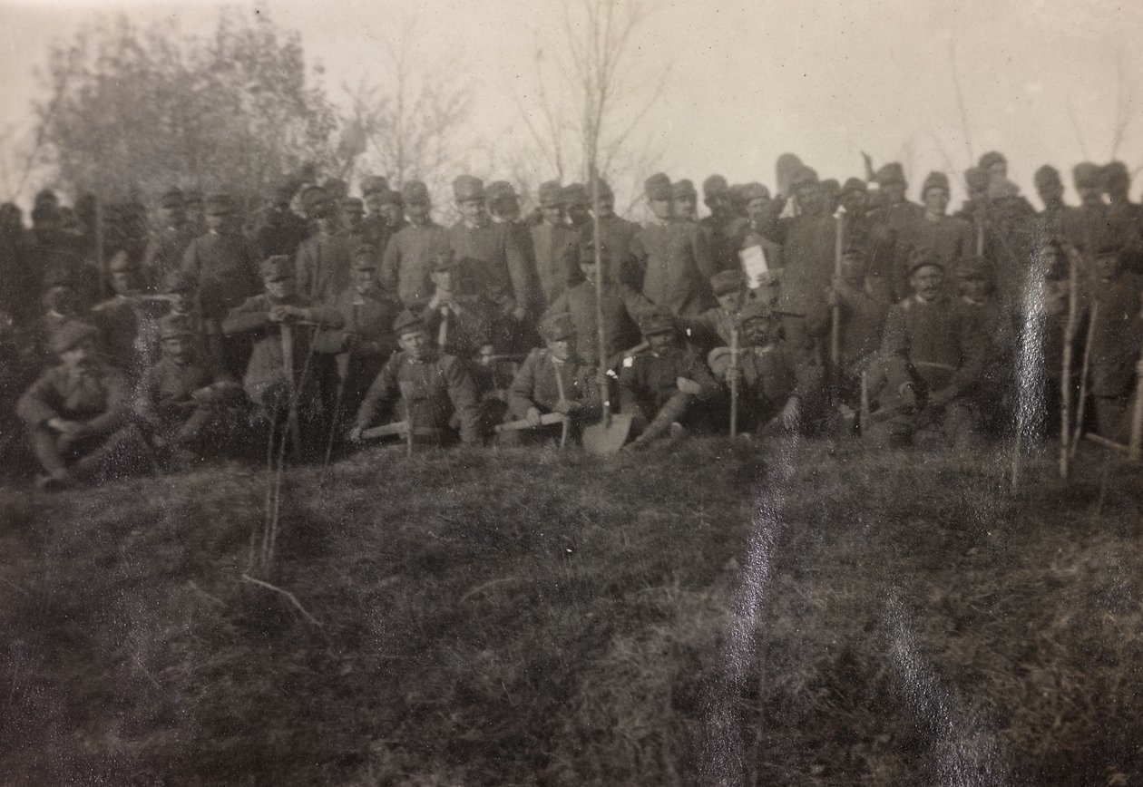 Album van de Eerste Wereldoorlog in Friuli-Venezia Giulia: groepsportret van de soldaten van de Infanterie 112.mo met schoppen bij de Rivier Toren door Bourbon Del Monte