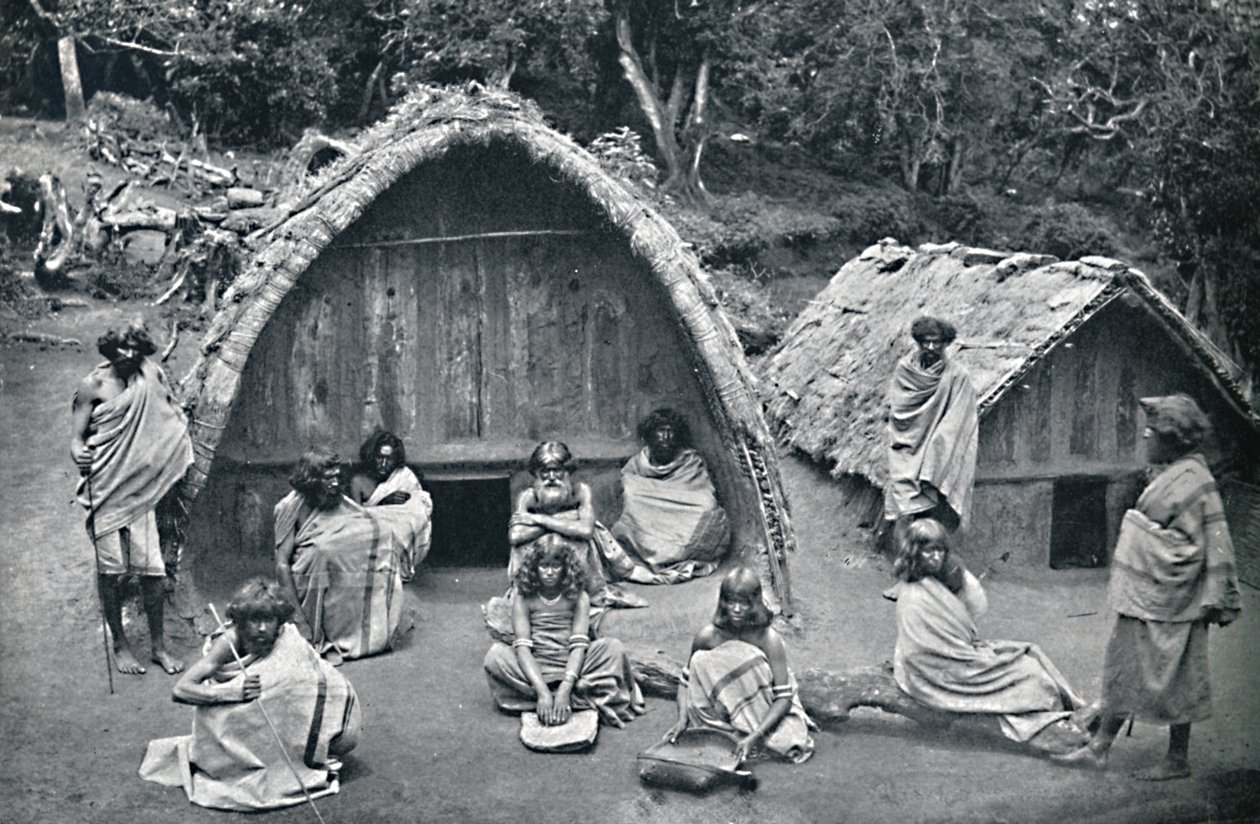 Een Toda-huis in een inheems dorp, India, 1902 door Bourne and Shepherd