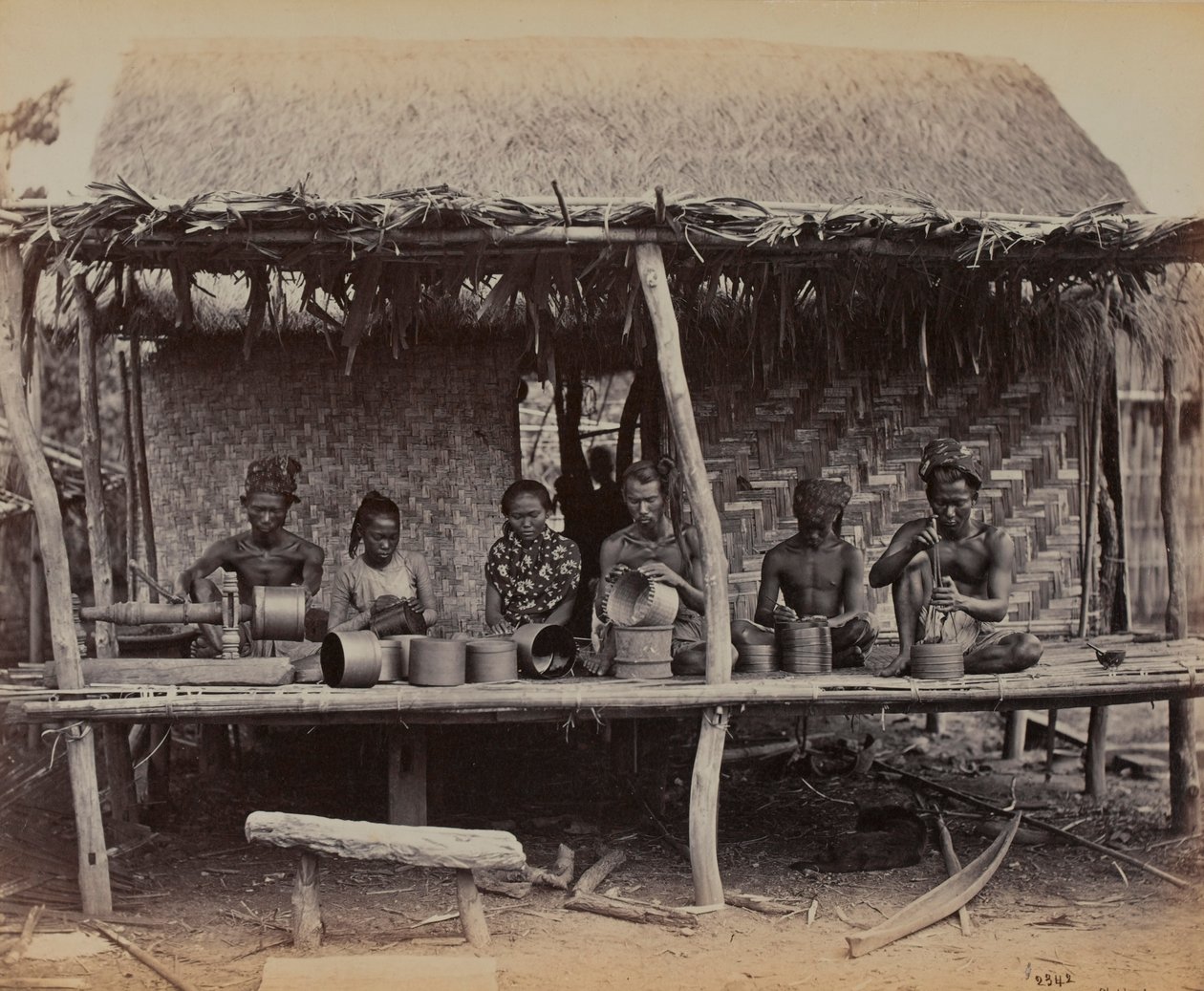Birmanen maken laka werk, 1887 door British Photographer